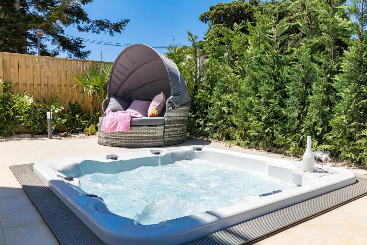 Villa Elena Deluxe Mit Whirlpool Und Beheiztem Pool Am Meer Und Wunderschoenen Blick Auf Die Brijuni Inseln Fazana Luaran gambar