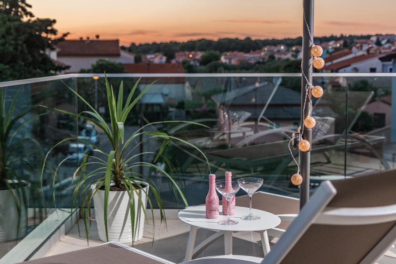Villa Elena Deluxe Mit Whirlpool Und Beheiztem Pool Am Meer Und Wunderschoenen Blick Auf Die Brijuni Inseln Fazana Luaran gambar