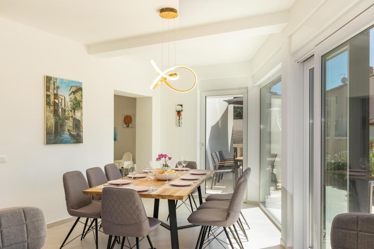 Villa Elena Deluxe Mit Whirlpool Und Beheiztem Pool Am Meer Und Wunderschoenen Blick Auf Die Brijuni Inseln Fazana Luaran gambar