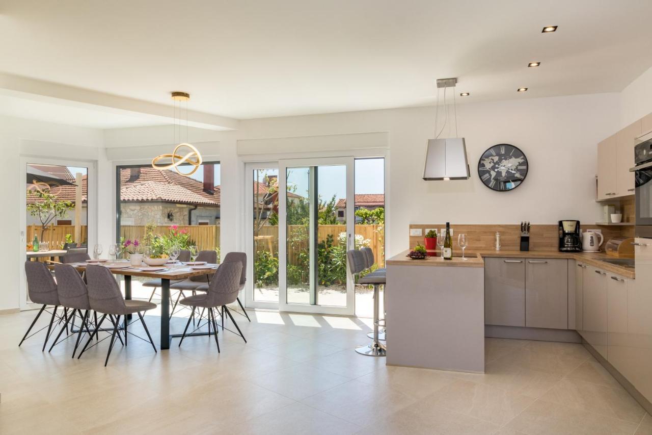 Villa Elena Deluxe Mit Whirlpool Und Beheiztem Pool Am Meer Und Wunderschoenen Blick Auf Die Brijuni Inseln Fazana Luaran gambar