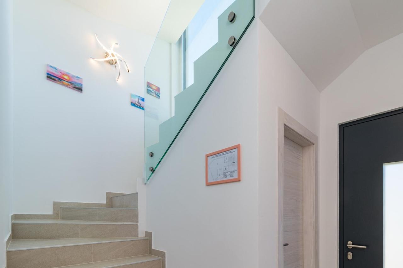Villa Elena Deluxe Mit Whirlpool Und Beheiztem Pool Am Meer Und Wunderschoenen Blick Auf Die Brijuni Inseln Fazana Luaran gambar