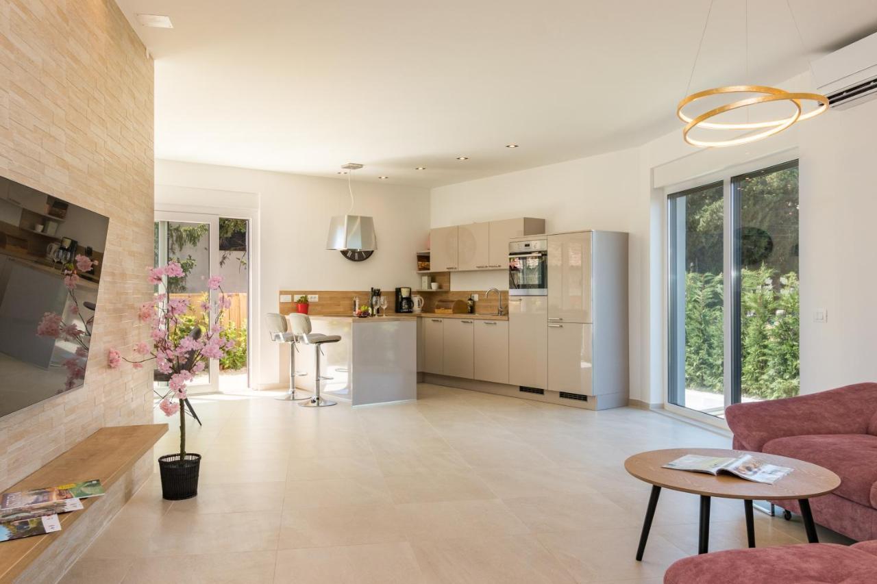 Villa Elena Deluxe Mit Whirlpool Und Beheiztem Pool Am Meer Und Wunderschoenen Blick Auf Die Brijuni Inseln Fazana Luaran gambar