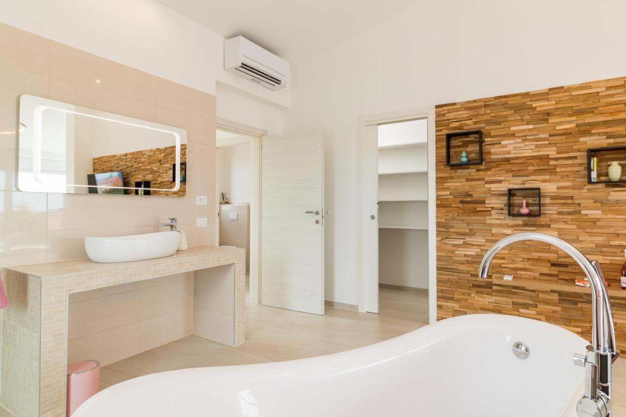 Villa Elena Deluxe Mit Whirlpool Und Beheiztem Pool Am Meer Und Wunderschoenen Blick Auf Die Brijuni Inseln Fazana Luaran gambar