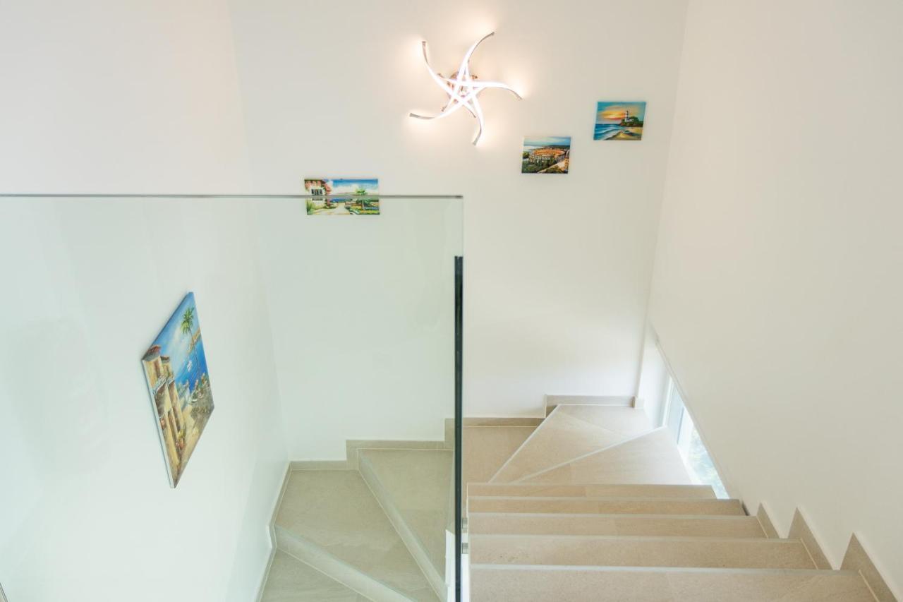 Villa Elena Deluxe Mit Whirlpool Und Beheiztem Pool Am Meer Und Wunderschoenen Blick Auf Die Brijuni Inseln Fazana Luaran gambar