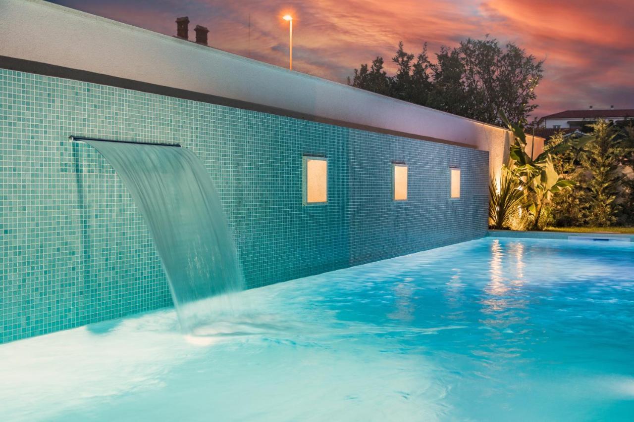 Villa Elena Deluxe Mit Whirlpool Und Beheiztem Pool Am Meer Und Wunderschoenen Blick Auf Die Brijuni Inseln Fazana Luaran gambar