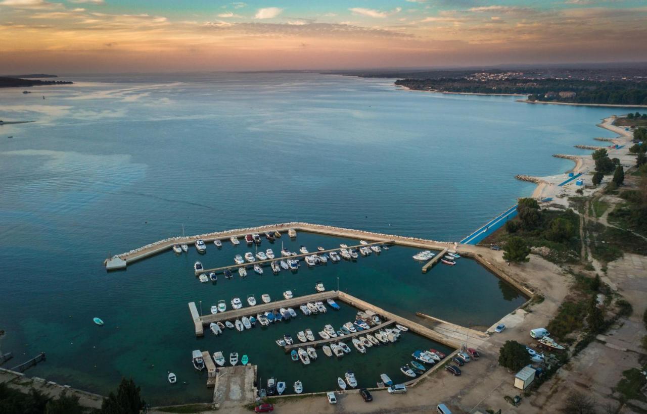 Villa Elena Deluxe Mit Whirlpool Und Beheiztem Pool Am Meer Und Wunderschoenen Blick Auf Die Brijuni Inseln Fazana Luaran gambar